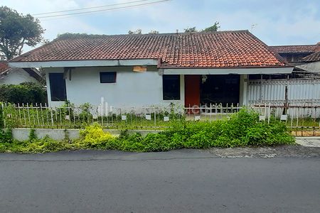 Jual Rumah Tua Hitung Tanah 400 m2 SHM Muka 16 Meter Untuk Rumah atau Kost Lingkungan Sejuk dan Asri di Sayap Jalan Cigadung Dago Bandung