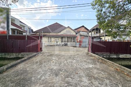 Sewa Rumah Plus Tanah Halaman Sangat Luas di Jalan Jendral Urip, Pusat Kota Pontianak