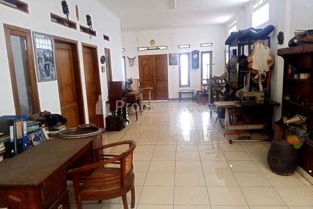Jual Ruko 2 Lantai dengan Balkon di Bandung, Antapani (Cicadas), Jln Sukapura, LT 172 m2, LB 300 m2  SHM - PBB - IMB