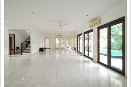 Sewa Rumah Mewah Kawasan Eksklusif Kemang Jakarta Selatan Type 6+2BR Semi Furnished