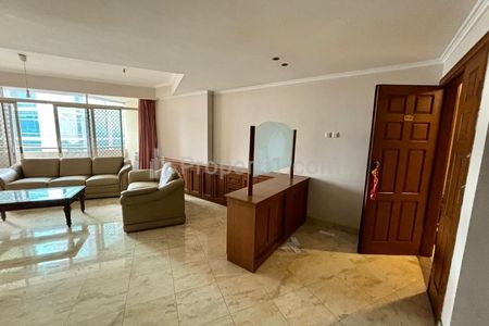 Dijual Apartemen Slipi 3+1 BR Semi Furnished di Jakarta Barat