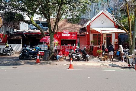 Jual Rumah Hitung Tanah 750 m2 SHM Muka 20 Meter Super Strategis Super Ramai untuk Komersial Resto Cafe Kost Premium di Jalan Aceh Bandung