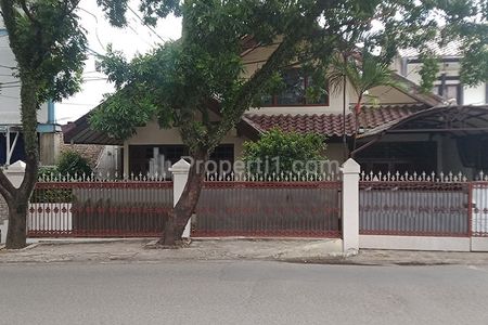 Sewa Rumah Gaya American Classic Semi Furnish 5 Kamar Tidur 4 Kamar Mandi Garasi Carport Jalan Lebar Bebas Banjir di Antapani Bandung