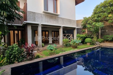 Sewa Rumah Mewah di Pondok Indah, Jakarta Selatan - Garasi Luas 4 Mobil, Ada Kolam Renang & Taman