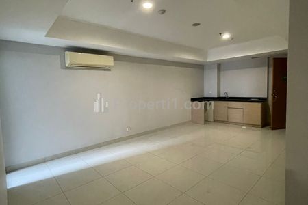 Living Room Yang Luas Beserta Kitchen Table