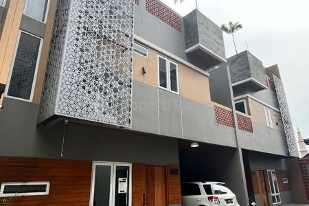 Dijual Rumah Fasilitas Jacuzzi Anti Masuk Gang di Jagakarsa Jakarta Selatan