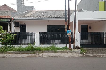 Sewa Rumah 4 Kamar Tidur 2 Kamar Mandi Carport untuk Rumah Tinggal Komersial Jalan Lebar Bebas Banjir di Sayap Jalan Terusan Jakarta Antapani Bandung