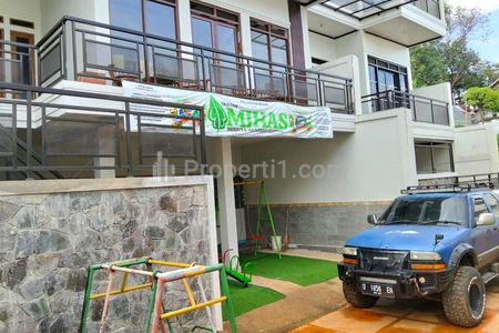 Jual RUMAH MINIMALIS DAN SIAP HUNI YANG LOKASINYA DI DAERAH PADASUKA, 2 KM DARI SAUNG ANGKLUNG UDJO