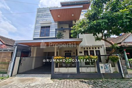 Jual Rumah Modern Minimalis 3 Lantai Dalam Perumahan Wirosaban Yogyakarta