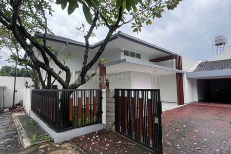 Sewa Rumah di Dalam Compound Cipete, Jakarta Selatan - Halaman Belakang Luas & Ada Kolam Renang