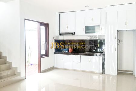 Dijual Rumah di Komplek Mayfair Residence Jalan Bunga Terompet