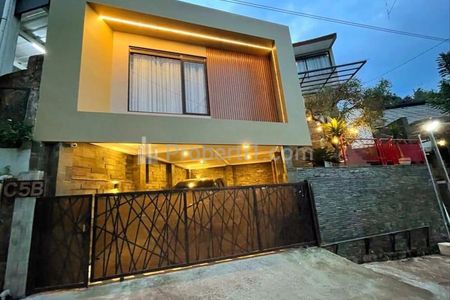 Dijual Rumah Mewah 3 Lantai Semi Furnished Terawat di Cikutra Bandung
