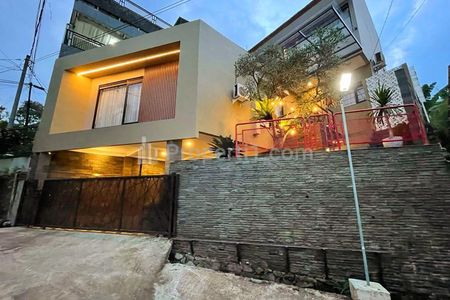 Dijual Rumah Mewah 3 Lantai Terawat di Bojong Koneng Bandung – View Cantik, Udara Sejuk Khas Bandung Utara