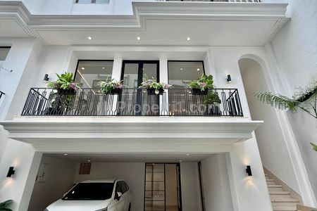 Jual Rumah Baru Dalam Town House di Kebayoran Baru, Jakarta Selatan - 4+1 Kamar Tidur, 3 Lantai, Ada Kolam Renang