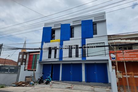 Disewakan Ruko Baru Lokasi Strategis Dekat Jalan Utama di Ploso Surabaya