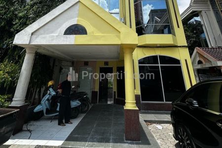Dijual Ruko 3 Lantai Modern di Taman Beverly, Jl. HR. Muhammad Surabaya -  Parkiran Mobil Luas, Spesial Lebar 7 Meter, Dekat Sekolah - Rp3 Milyaran