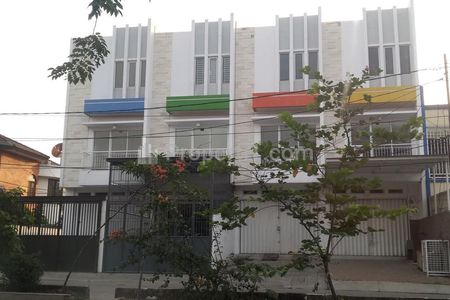 Jual Ruko Pinggir Jalan dan Siap Huni di Taman Cosmos 2, Kebon Jeruk, Jakarta Barat