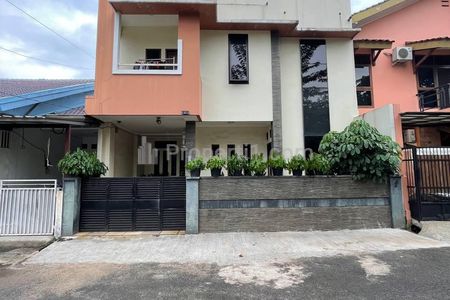 Dijual rumah minimalis mewah 3 lantai di Pejaten Barat Jakarta Selatan, akses jalan 2 mobil dalam komplek aman. Tampilan fasad modern dengan carport 1 mobil dan taman depan asri.