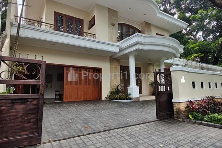 Sewa Rumah di Pondok Indah, Jakarta Selatan - Ada Kolam Renang & Taman