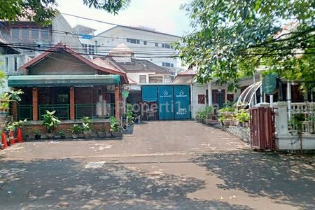 Jual Rumah Klasik Tropis Hitung Tanah 11 Kamar Tidur 11 Kamar Mandi, Garasi dan Carport Luas, Lokasi Super Strategis dekat Gedung Sate Bandung