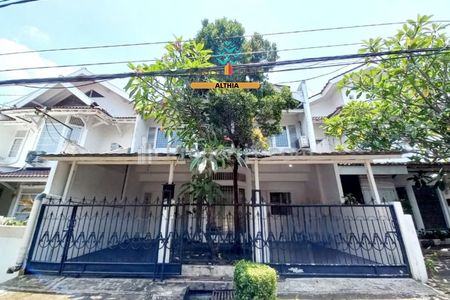 Disewakan Rumah 2.5 Lantai di Bintaro Sektor 3, Siap Huni, depan Taman dan dalam Cluster