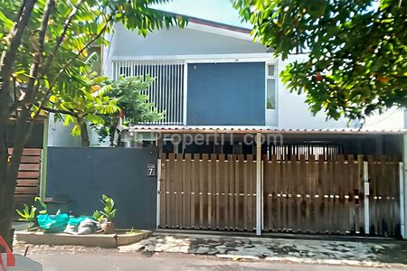 Jual Rumah Gaya Kontemporer 5 Kamar Tidur 3 Kamar Mandi Carport View Taman Komunal Keamanan 24 Jam di Arcamanik Bandung