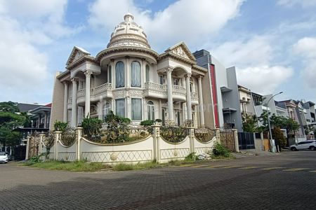 Jual Rumah Hoek di Villa Gading Indah, Kelapa Gading, Hadap Timur Selatan, Jalan Sangat Lebar, Jakarta Utara