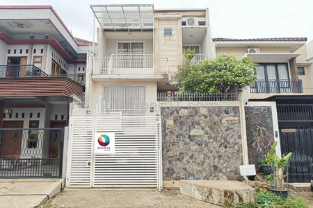 Dijual Rumah Bagus Semi Furnished di Komplek Billymoon Pondok Kelapa Jakarta Timur
