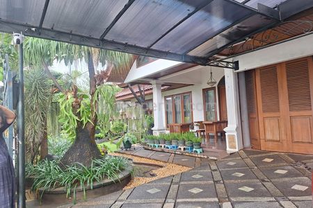 Dijual Rumah dengan Tanah yang Luas dan Private Pool di Perumahan Jaka Permai Bekasi