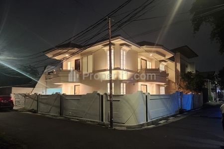 Dijual Rumah Besar Posisi Hook Siap Huni di Komplek Abadi Duren Sawit Jakarta Timur