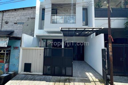 Dijual Rumah 2 Lantai Bonus Swimming Pool di Mampang, Jakarta Selatan