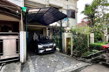 Dijual Rumah 500m² dengan 7 Kamar di Tanjung Barat, Jakarta Selatan — Nego