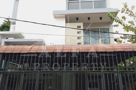 Jual Rumah 3 Lantai Furnish Siap Huni Harga Murah