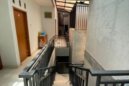 Dijual Kost Wanita Masuk Gang di Cisitu Lama, Bandung, 2.5 Lantai, 16 Kamar, Dekat ITB (area Paling Atas untuk Toren, Pompa, Cuci, Jemur)