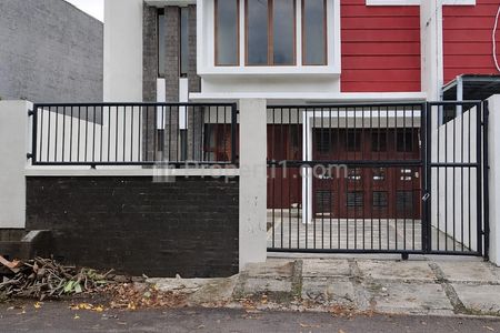 Dijual Rumah Kembar Sisa 1 Unit Sisi Kanan Siap Huni di Komplek Billymoon Jakarta Timur