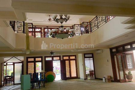 Disewakan Rumah Luas dengan Swimming Pool Bisa untuk Kantor di Lebak Bulus, Jakarta Selatan