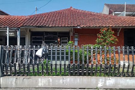 Jual Rumah Classic Siap Huni 4 Kamar Tidur 3 Kamar Mandi Carport Dekat Toserba Griya Lingkungan Aman Tenang Nyaman di Sayap Jalan Arcamanik Endah Band