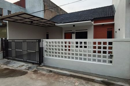 Jual Rumah Minimalis Modern Semi Furnished 3 Kamar Tidur 2 Kamar Mandi Carport Lingkungan Asri Resik Nyaman Aman di Permata Kopo Bandung