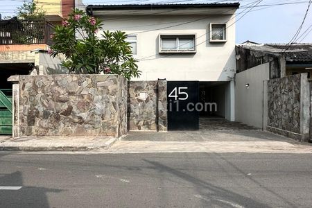 Dijual Rumah Terawat Siap Huni Lokasi Pinggir Jalan Raya di Kramat Jati, Jakarta Timur