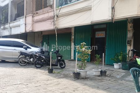 Dijual Cepat Ruko Strategis 3 Lantai 3 Kamar di Kedoya Pesing, Kebon Jeruk, Jakarta Barat