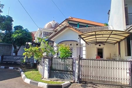 Jual Rumah Klasik Tropis 3 Kamar Tidur 1 Kamar Mandi Carport Lingkungan Asri Sejuk Tenang dan Aman di Sayap Jalan Terusan Jakarta Antapani Bandung