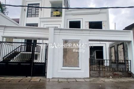 Dijual Rumah 3 Lantai + Rooftop di Meruyung Depok