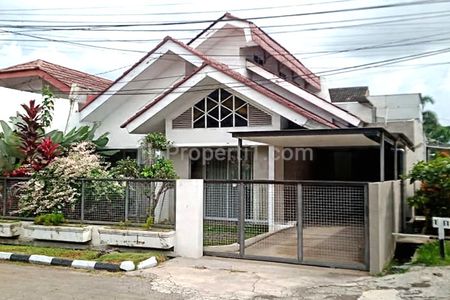 Jual Rumah Neo-Kasik Tropis 2 Lantai 6 Kamar Tidur 3 Kamar Mandi Garasi Lingkungan Tenang Nyaman dan Aman di Sayap Jl. Soekarno Hatta Bandung