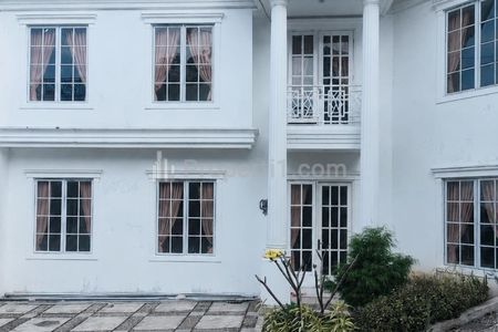 Jual Villa 2 Lantai Cantik di Cipanas Jawa Barat Full Furnished Dekat ke Kota Bunga