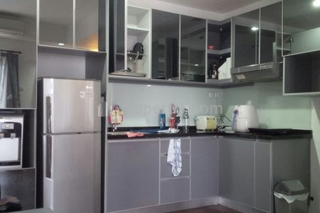 Lemari penyimpanan banyak, kulkas & dispenser (air panas&normal), basic dining utensils (piring, mangkok, sendok, garpu) tersedia. appliances lain tidak disediakan (no rice cooker, stove, airfryer).