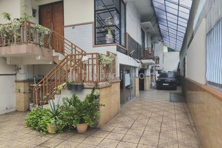 Dijual Rumah 4 Lantai dengan 13 Kamar Cocok untuk Usaha Kost di Grogol, Jakarta Barat
