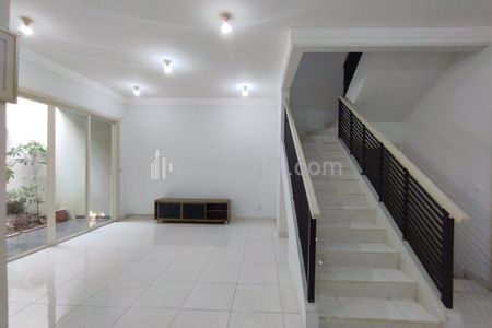 Disewakan Rumah 2 Lantai di Cluster Sutera Palma Alam Sutera Tangsel, Strategis Dekat Pusat Kuliner, Pusat Bisnis dan Kampus BINUS, Bebas Banjir