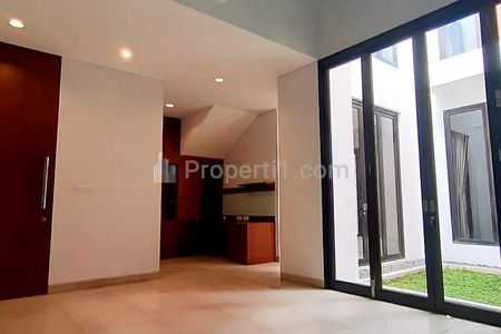 Sewa Rumah di Senopati, Kebayoran Baru, Jakarta Selatan - 4 Kamar Tidur Semi Furnished