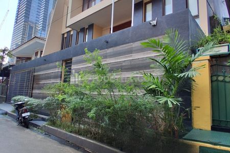 Sewa Rumah Mewah Modern Minimalis 4 BR, Tiga Lantai Plus Rooftop, Furnish, Ada Kolam Renang dan Lift di Mega Kuningan, Setiabudi, Jakarta Selatan