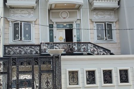 Dijual Rumah Mewah Full Furnished di Taman Palem Cengkareng, Jakarta Barat